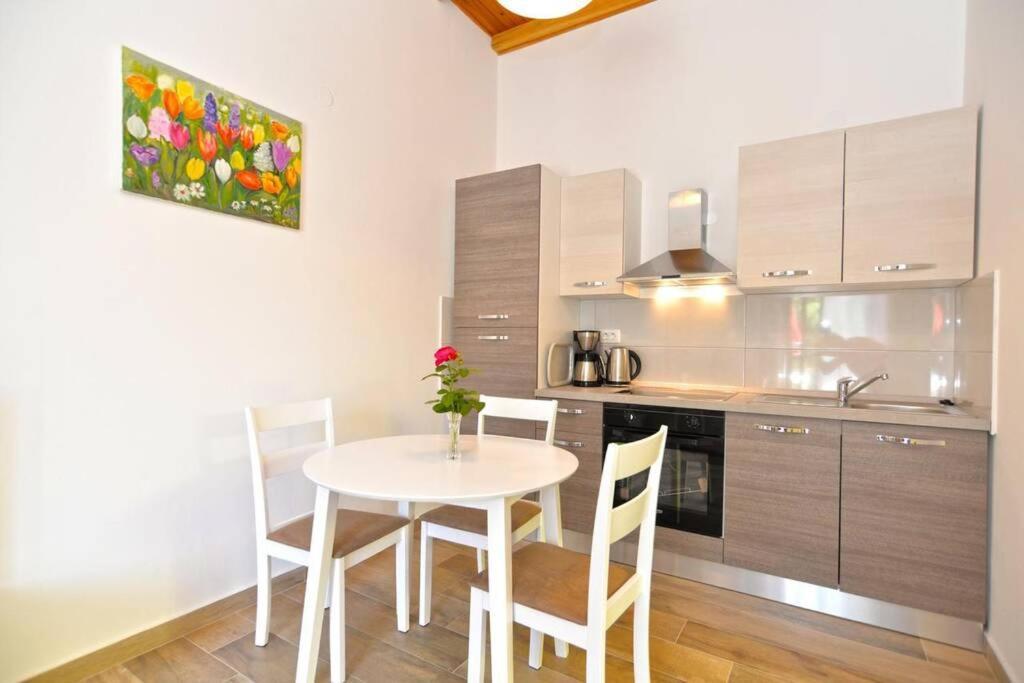Apartment Vesna For 2, Free Parking And Wi-Fi Pula Exterior photo