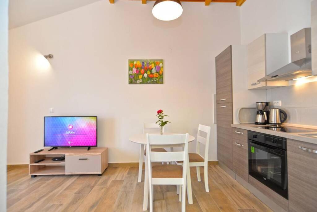 Apartment Vesna For 2, Free Parking And Wi-Fi Pula Exterior photo