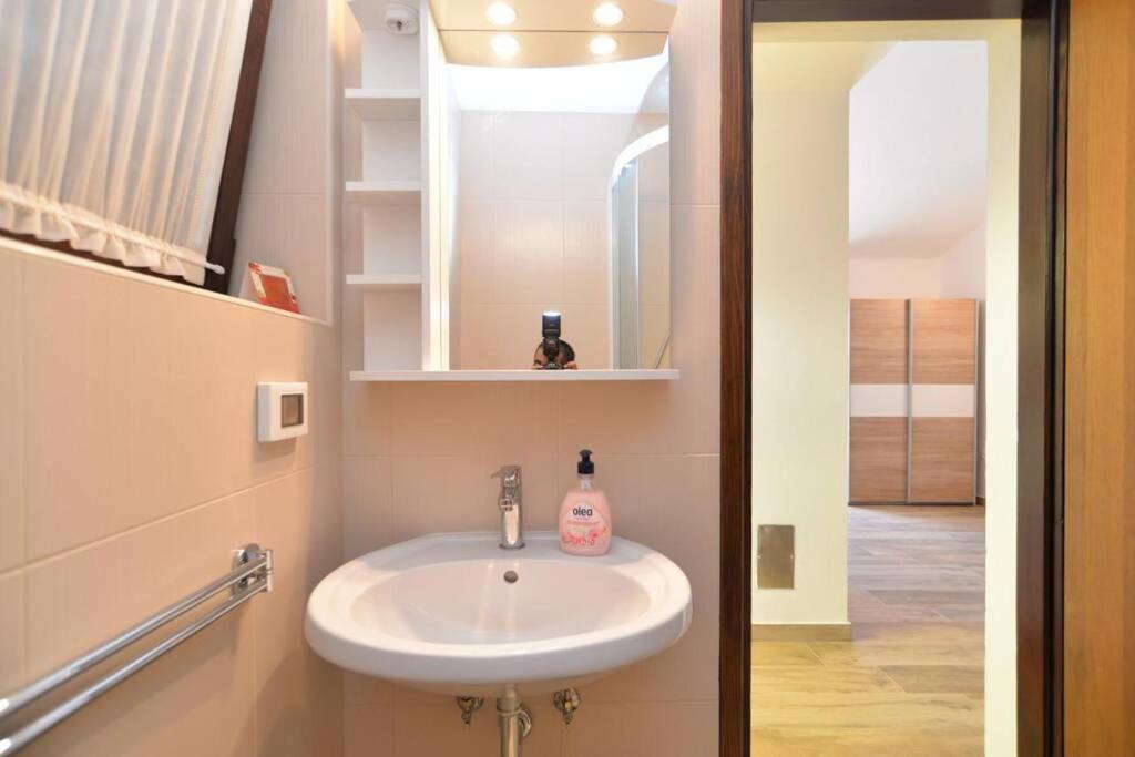 Apartment Vesna For 2, Free Parking And Wi-Fi Pula Exterior photo