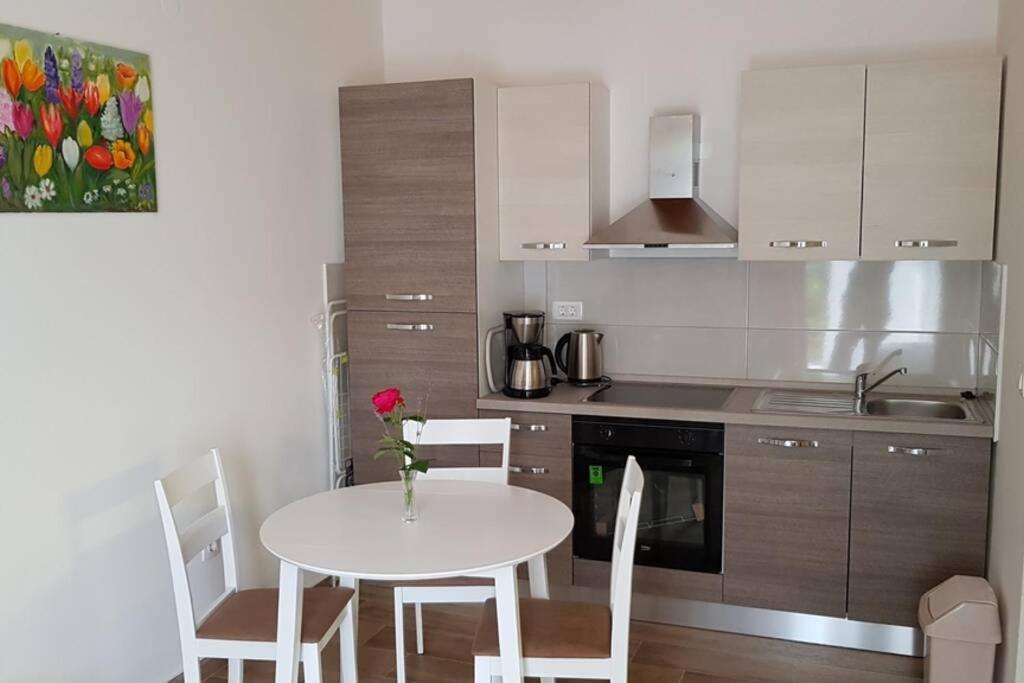Apartment Vesna For 2, Free Parking And Wi-Fi Pula Exterior photo